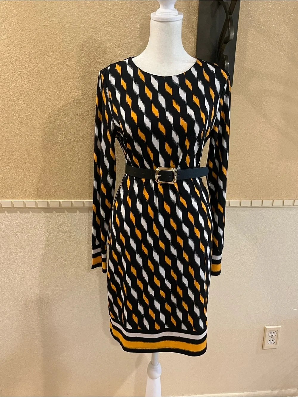 Michael’s Kors Geometric Print Shift Dress Long sleeves. Office, professional S